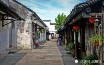 魏都城管街边教商贩说普通话，“外地游客来了，喊人家王子公主，声音要温柔”